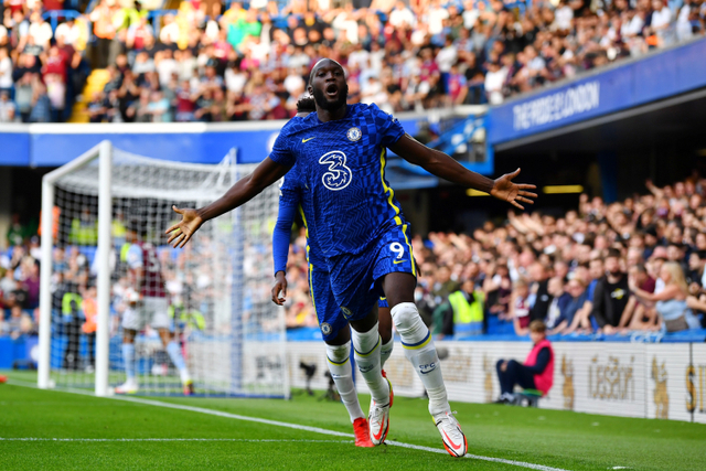 Selebrasi pemain Chelsea Romelu Lukaku usai mencetak gol ke gawang Aston Villa pada pertandingan Liga Inggris di Stamford Bridge, London, Inggris. Foto: Dylan Martinez/REUTERS
