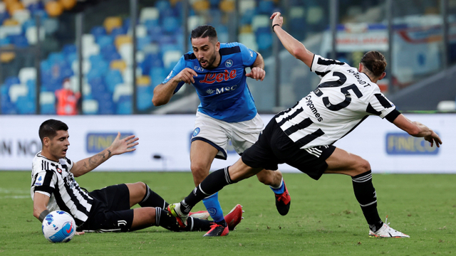 Pemain Napoli Kostas Manolas berusaha melewati pemain Juventus Adrien Rabiot pada pertandingan Liga Italia di Stadion Diego Armando Maradona, Napoli, Italia.
Foto: Ciro De Luca/REUTERS