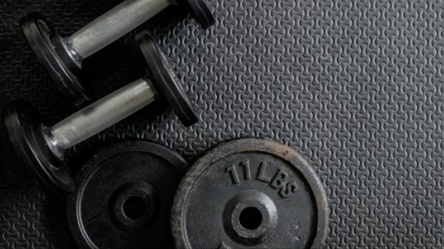 Ilustrasi Dumbell di Fitness Center. Sumber: freepik.com