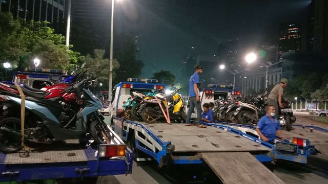 Penindakan dengan tilang kawasan pembatasan Lalulintas Crowd Free Night di kawasan Bundaran Senayan. Foto: Twitter/@TMCPoldaMetro