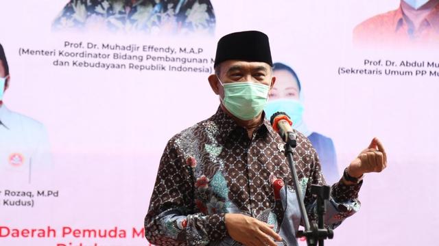 Menko PMK Muhadjir Effendy saat meninjau vaksinasi di Klinik PKU Muhammadiyah Darussalam Medika, Desa Getassrabi, Kabupaten Kudus.
 Foto: Humas Kemenko PMK