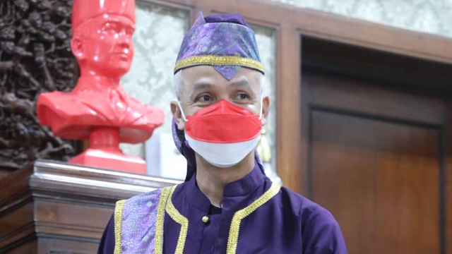 Gubernur Jateng, Ganjar Pranowo, mengenakan baju adat pemberian Tokoh Adat Tobelo Maluku Utara, Toni Pulo. Foto: Pemprov Jateng