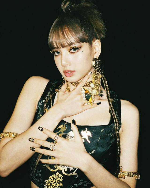 Potret Lisa Blackpink Pakai Busana Tradisional Thailand Bertabur Swarovski (13037)