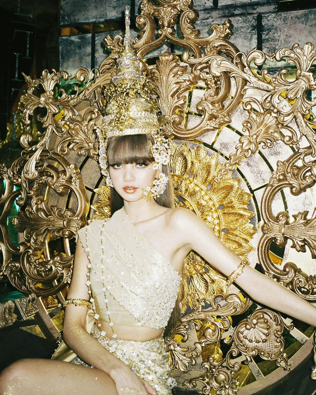 Potret Lisa Blackpink Pakai Busana Tradisional Thailand Bertabur Swarovski (13033)