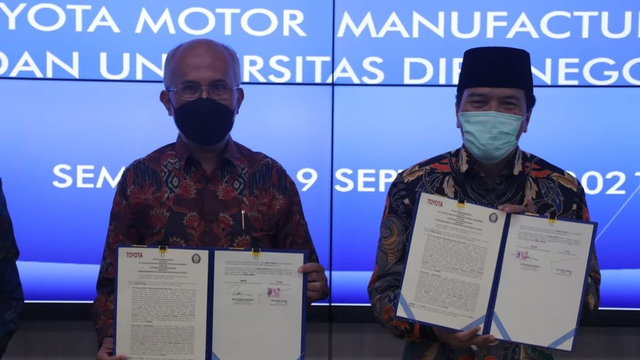 Rektor Universitas Diponegoro (Undip), Prof Dr Yos Johan Utama SH MHum dan Presiden Direktur (Presdir) PT Toyota Motor Manufacturing Indonesia, Warih Andang Tjahyono. Foto: ASTRA