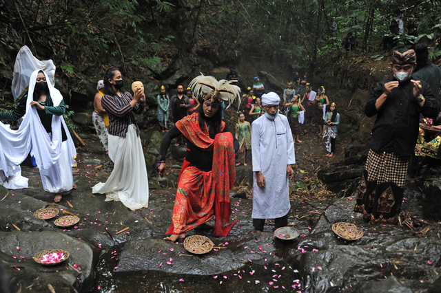 Seniman menampilkan pertunjukan seni tari Peradaban Desa saat Festival Lima Gunung (FLG) XX di kawasan lereng Gunung Merbabu, Jateng, Minggu (12/9/2021). Foto: Anis Efizudin/Antara Foto