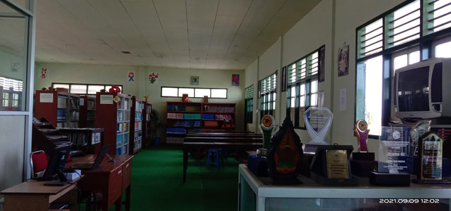 Ruangan perpustakaan SMAK Bhaktyarsa Maumere. Foto : Athy Meaq