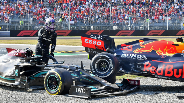 Pembalap Mercedes Lewis Hamilton tabrakan dengan pebalap Red Bull Max Verstappen saat balapan F1 Grand Prix Italia di Autodromo Nazionale Monza, Monza, Italia, Minggu (12/9/2021). Foto: Jennifer Lorenzini/Reuters