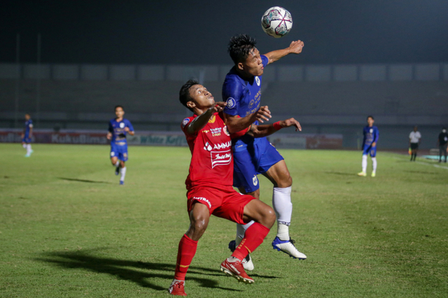 Pemain Persija Jakarta Osvaldo Haay berebut bola dengan pemain PSIS Semarang Wahyu Prasetyo pada pertandingan lanjutan Liga 1 di Stadion Indomilk Arena, Tangerang, Banten, Minggu (12/9).  Foto: Fauzan/ANTARA FOTO