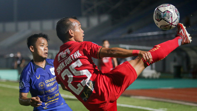 Pemain Persija Jakarta Riko Simanjuntak berusaha melewati hadangan pemain PSIS Semarang pada pertandingan lanjutan Liga 1 di Stadion Indomilk Arena, Tangerang, Banten, Minggu (12/9).  Foto: Fauzan/ANTARA FOTO