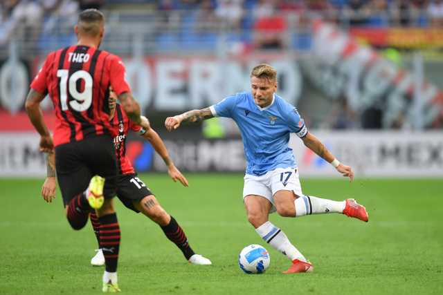 Pemain Lazio Ciro Immobile berusaha melewati hadangan pemain AC Milan pada pertandingan Liga Italia di San Siro, Milan, Italia.  Foto: Daniele Mascolo/REUTERS