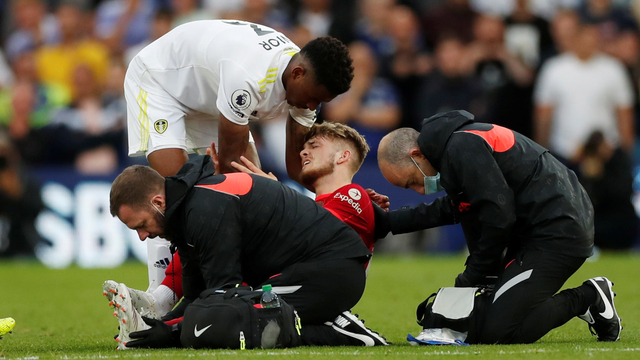 Pemain Liverpool Harvey Elliott saat menerima perawatan medis setelah mengalami cedera pada pertandingan Liga Inggris di Stadion Elland Road, Leeds, Inggris.
 Foto: Lee Smith/REUTERS