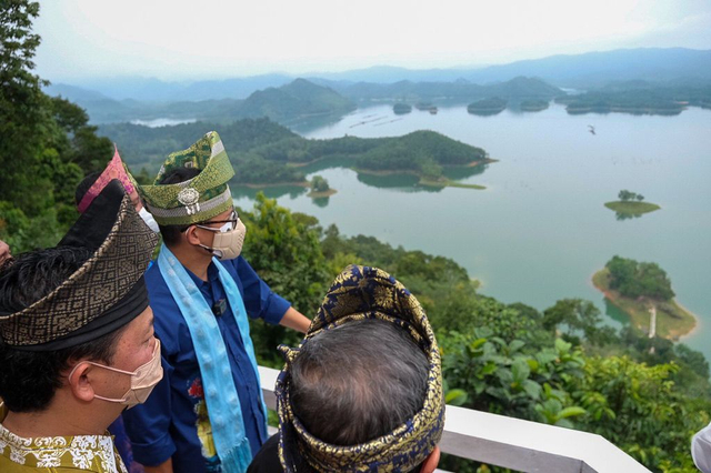 Sandiaga Uno Gandeng YouTuber Promosikan Objek Wisata Puncak Kompe Kampar Riau (13036)