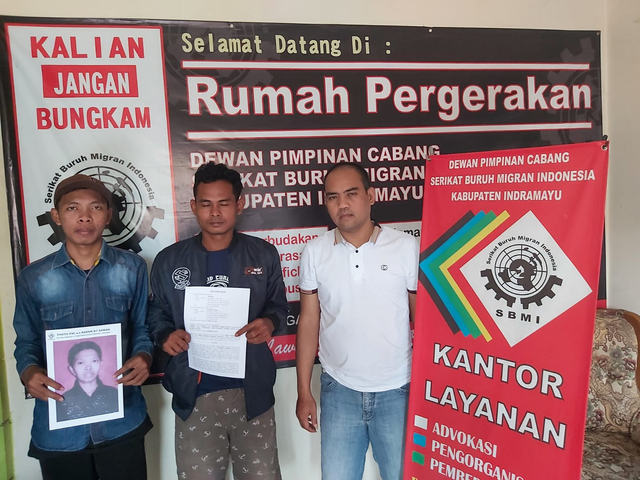 Keluarga TKW asal Indramayu mengadu ke Dewan Pimpinan Cabang (DPC) Serikat Buruh Migran Indonesia (SBMI) Kabupaten Indramayu. (Tomi Indra)