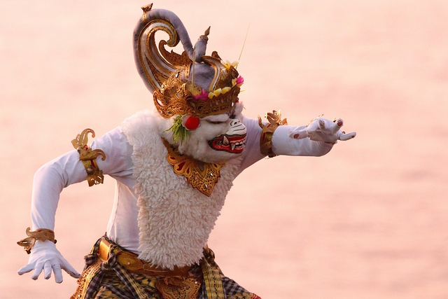 Mengenal Pola Lantai pada Karya Tari Tunggal: Garis Lurus hingga Garis Lengkung (140699)