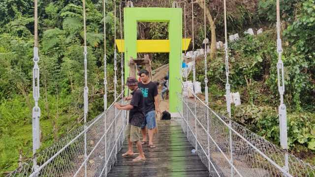 Kondisi jembatan gantung di Desa Pamoseang setelah diperbaiki. Foto: Dok. Istimewa
