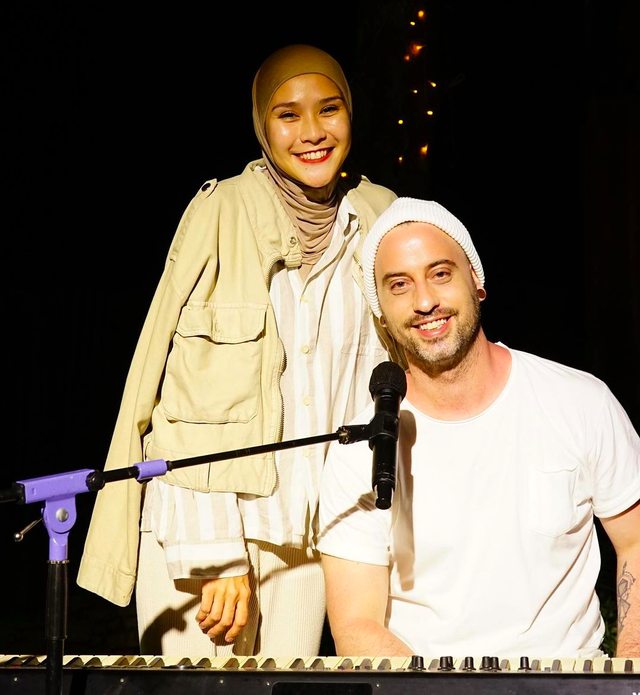 Zaskia Adya Mecca bersama Dave Moffatt. Foto: Instagram @zaskiaadyamecca.