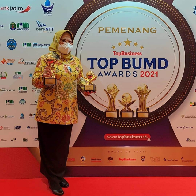 Bupati Kotawaringin Barat, Nurhidayah menerima penghargaan sebagai Top Pembina BUMD/InfoPBUN/foto: IST