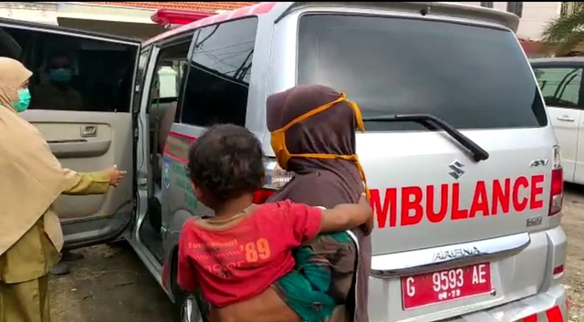 VF bersama ibunya dijemput dengan ambulans menuju RSUD Kardinah untuk menjalani pemeriksaan khusus dari kediamannya di Kelurahan Debong Lor, Tegal Barat Kota Tegal, Senin (13/9/2021). (Foto: Setyadi/PanturaPost.com)