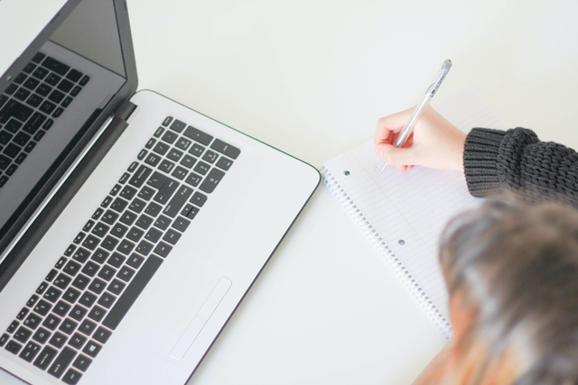 Ilustrasi mengerjakan soal di Google Form. Foto: Unsplash