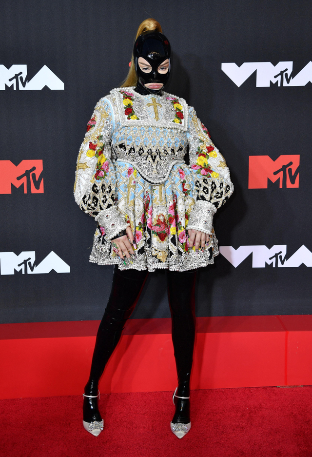 Tampilan Eksentrik & Berani dari 7 Selebriti di MTV VMA 2021 (765531)