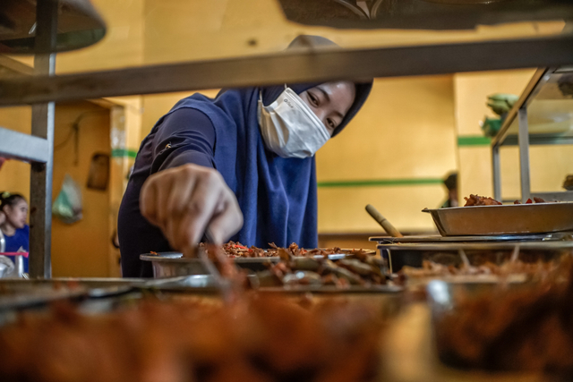 Pedagang melayani pembeli di salah satu warung makan di kawasan Kemang, Jakarta Selatan, Senin (13/9).  Foto: Iqbal Firdaus/kumparan