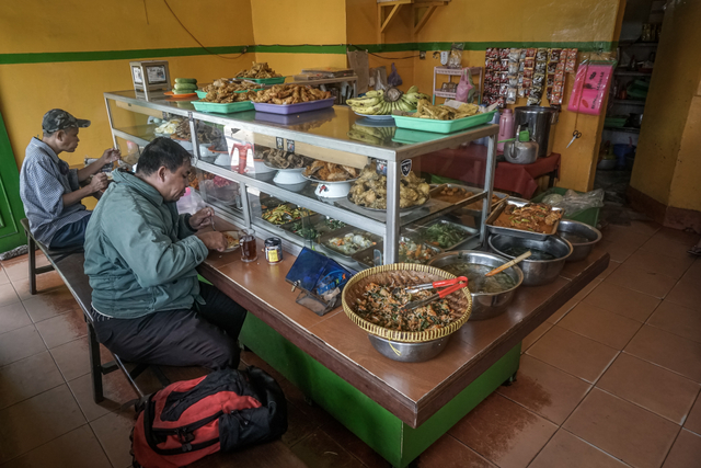 Suasana di salah satu warung makan di kawasan Kemang, Jakarta Selatan, Senin (13/9).  Foto: Iqbal Firdaus/kumparan