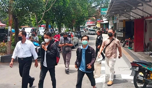 Mahasiswa yang membawa spanduk saat menyambut kedatangan Presiden Jokowi di UNS Surakarta, Jateng, diamankan. Foto: Dok. Istimewa