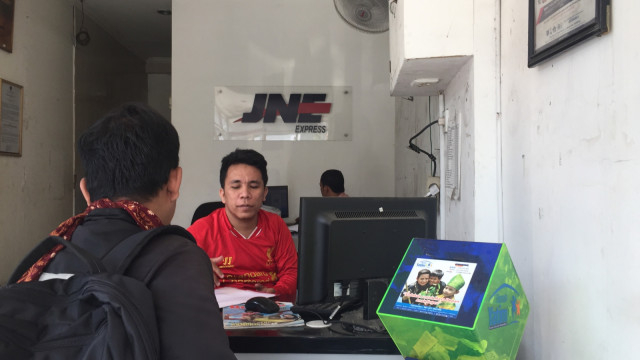 Transaksi di kios JNE Express. Foto: Abdul Latif/kumparan