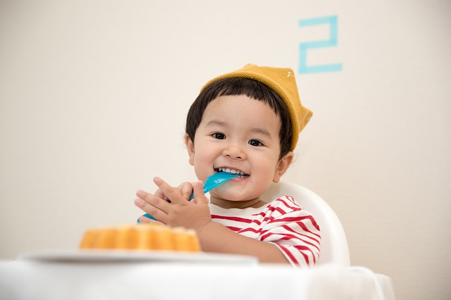 Anak usia 2 tahun mencoba makan sendiri. Foto: Pixabay