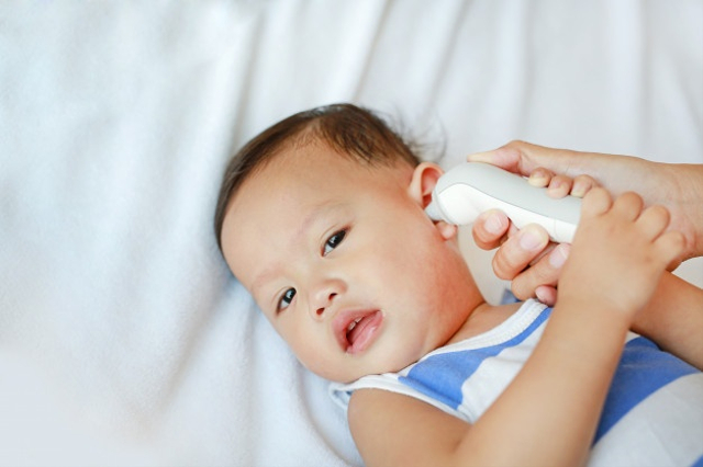 Cara Mengatasi Bayi Demam karena Tumbuh Gigi yang Bisa Dicoba (16412)