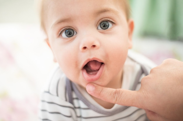 Cara Mengatasi Bayi Demam karena Tumbuh Gigi yang Bisa Dicoba (16413)