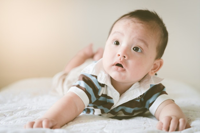 Cara Mengatasi Bayi Demam karena Tumbuh Gigi yang Bisa Dicoba (16414)