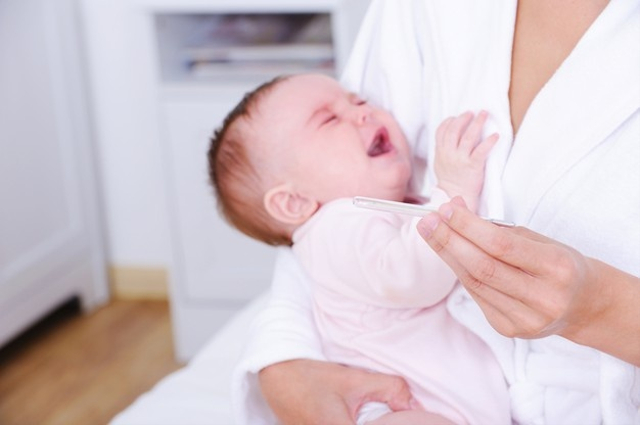 Cara Mengatasi Bayi Demam karena Tumbuh Gigi yang Bisa Dicoba (16415)