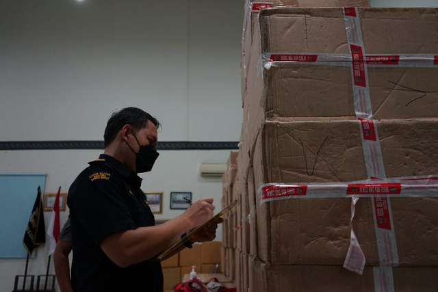 Penampakan Jutaan Batang Rokok Ilegal yang Digagalkan Bea Cukai Lampung (3)