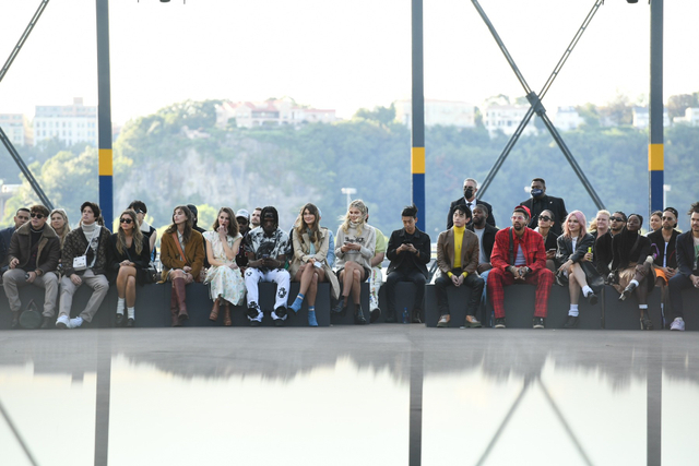 Gaya Busana Luna Maya saat Hadir di Coach New York Fashion Week 2022 (856142)