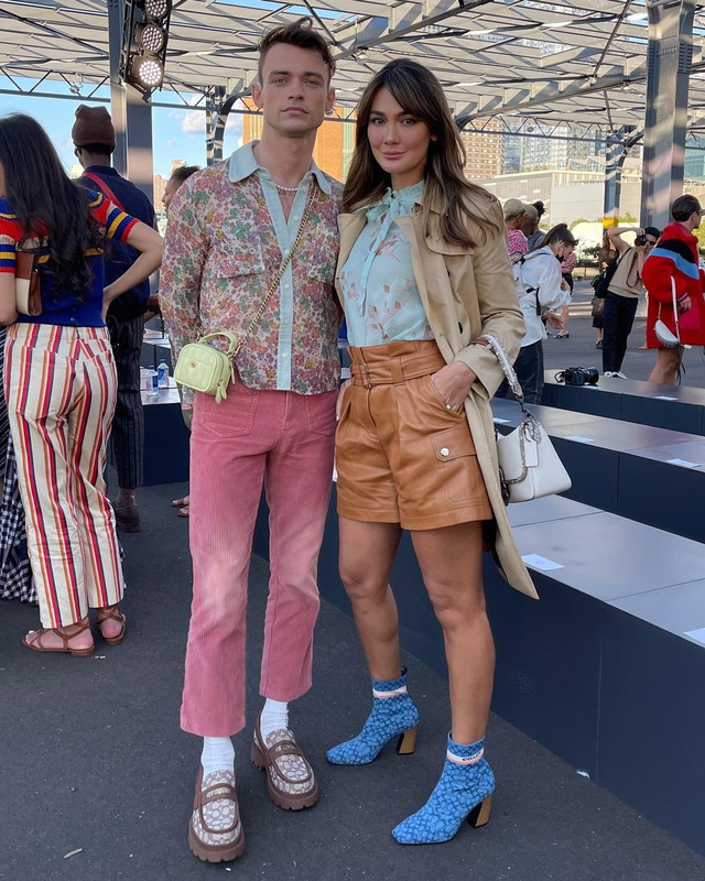 Gaya Busana Luna Maya saat Hadir di Coach New York Fashion Week 2022 (856147)