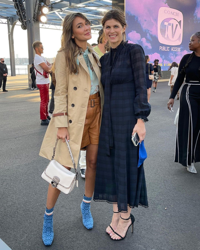 Gaya Busana Luna Maya saat Hadir di Coach New York Fashion Week 2022 (856145)