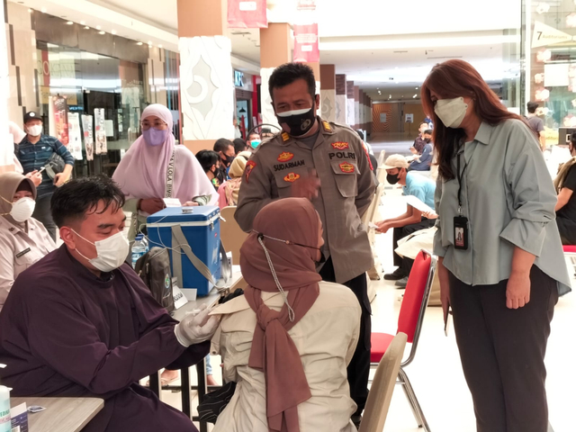 Vaksinasi di Grage City Mall Cirebon.(Juan)