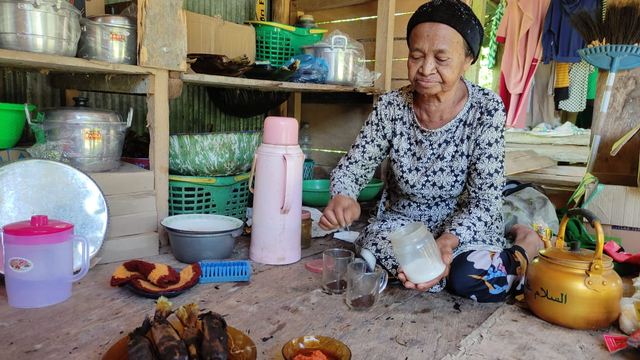 Hajjah Saada (80), pemilik kios di Pasar Karoke, Polewali Mandar, Sulawesi Barat, punya kebiasaan menyajikan kopi gratis bagi pengunjung kiosnya. Foto: Dok. Istimewa