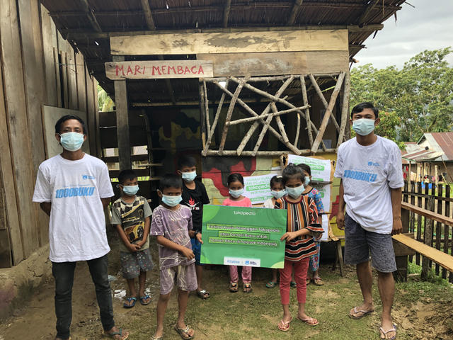 Penyerahan simbolis bantuan buku di Rumah Baca Kampung Baru, Lereng Gunung Desa Kabiraan, Majene, Sulawesi Barat (26/8/2021)