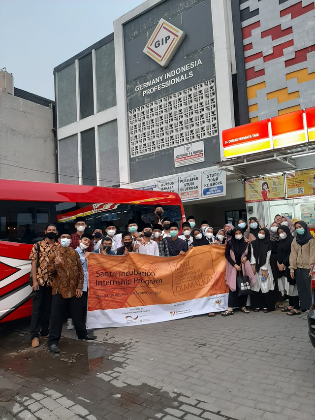 Program Magang Inkubasi Santri: Inovasi dalam Pendidikan Vokasi (11229)