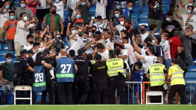 Pemain Real Madrid Viniucius Junior merayakan gol bersama fans saat melawan Celta Vigo di Santiago Bernabeu, Madrid, Spanyol. Foto: Susana Vera/Reuters