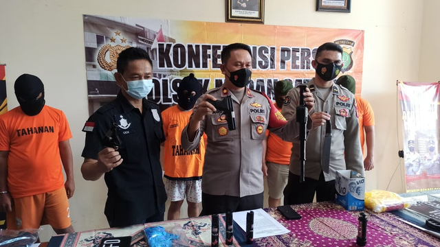 Kriminal Jabodetabek: Oknum Satpam Intip Wanita; Al-Quran Jadi Bahan Petasan (23408)