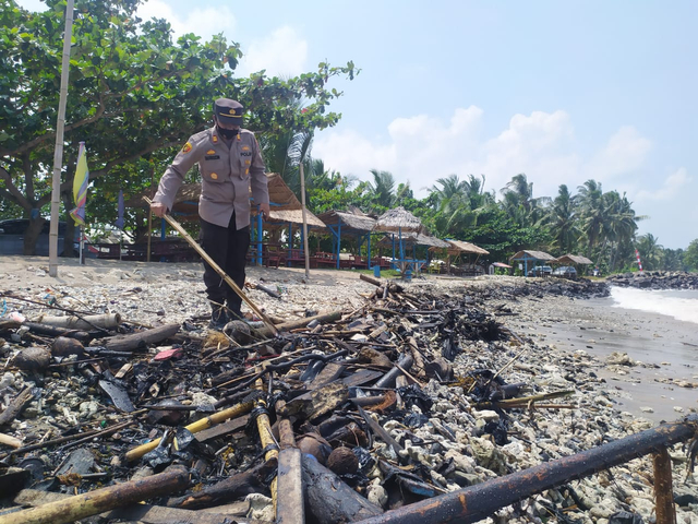 Tim penyidik Polda Lampung saat berada di TKP yang tercemar limbah diduga aspal. | Foto: Ist