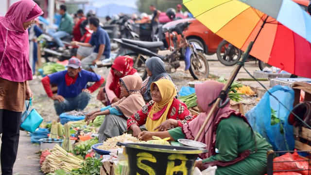 Warga Masih Abai Prokes, Wali Kota Banda Aceh Bagikan Masker di Pasar Al Mahirah (14709)