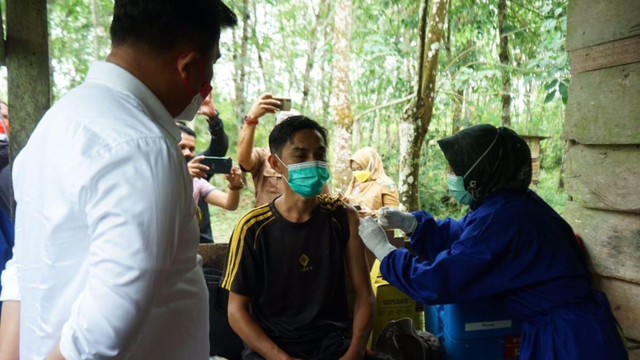 Bupati Dharmasraya Sutan Riska Tuanku Kerajaan meninjau vaksinasi door to door di Nagari Empat Koto, Kecamatan Pulau Punjung, Senin (13/9/21). Foto:  dok Pemkab Dharmasraya