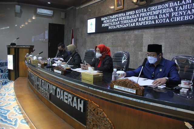 Rapat paripurna DPRD Kota Cirebon dengan agenda persetujuan terhadap Raperda Pengelolaan BUMD. FOTO: Anastasya/CIREMAITODAY