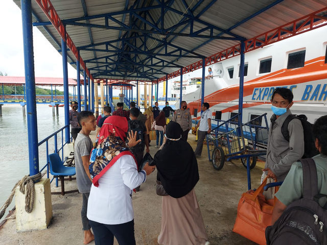 Para penumpang kapal  cepat Express Bahari 3B saat tiba di Pelabuhan tanjung kalian, Bangka Barat.
