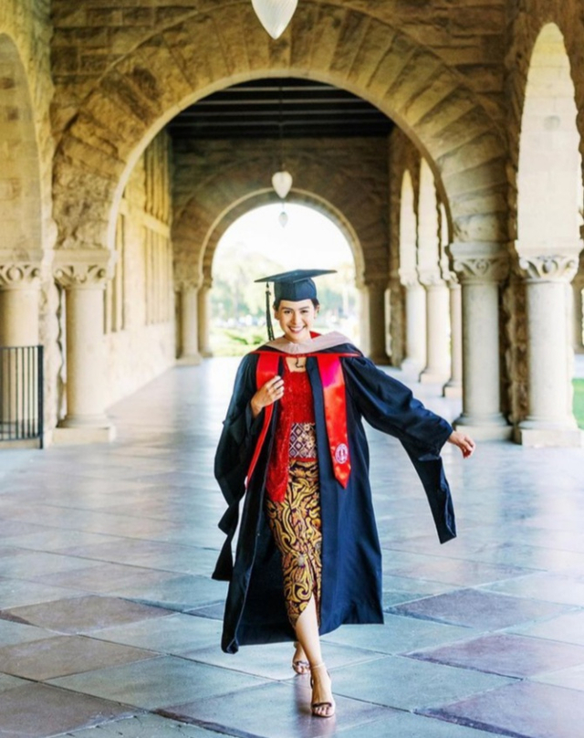 Potret Maudy Ayunda saat lulus pendidikan S2 di Stanford University. Foto : instagram/maudyayunda